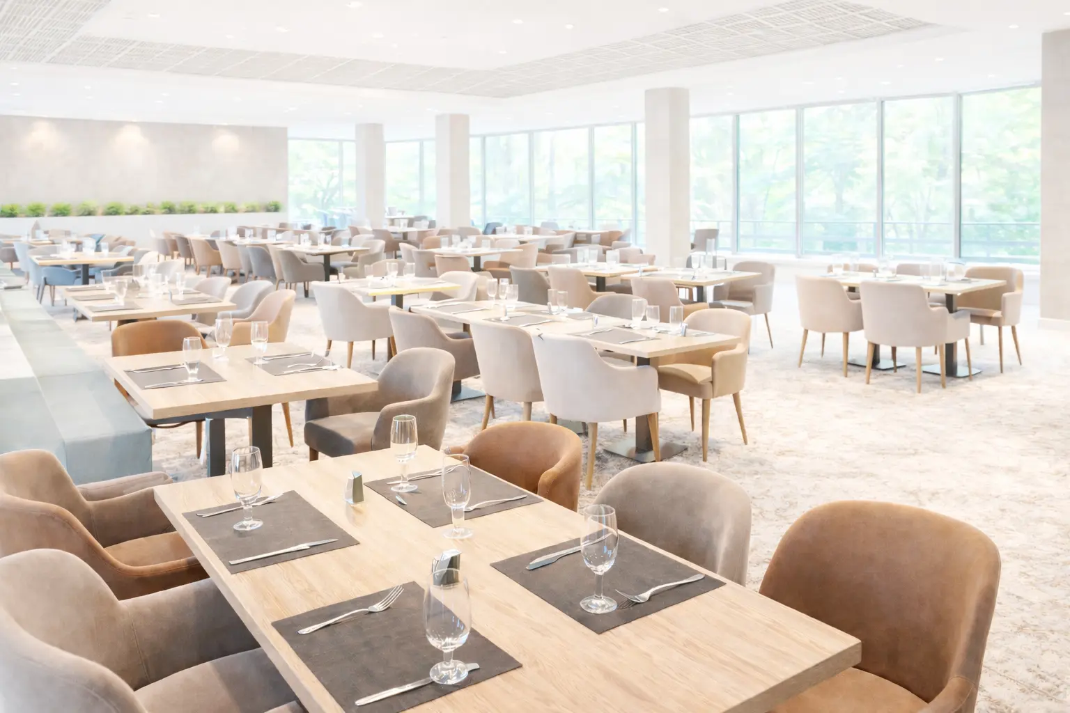 Hotelrestaurant mit gedeckten Tischen